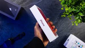 L'accès aux boutons du téléphone reste tout à fait accessible. Voici La Petite Boite Des Iphone Sans Chargeur Ni Ecouteurs Iphoneaddict Fr