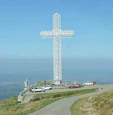 Lumina bate şi proiectează lumina pe nori.probabil era ora apusului şi soarele la orizont, adică jos. File Crucea Eroilor De Pe Muntele Mic Jpg Wikipedia