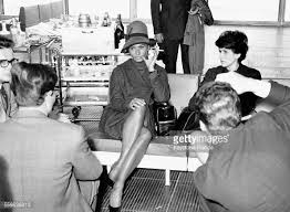 Sophia Loren Quitte Francfort Avec Un Doigt Blesse Qu Elle A Coince Historical Figures Historical Che Guevara