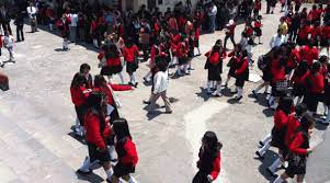 Si hay un colegio en quito con disciplina y valor, el 24 de mayo orgullo del ecuador. Las Alumnas Del 24 De Mayo Acogieron A Sus Chivos El Comercio