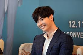 A psychopath that will give you chills down your spine or creep you out with his crazy. K Drama Actor Lee Jong Suk On Playing A Delicate Serial Killer Entertainment News Top Stories The Straits Times