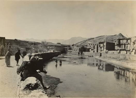 A fortified gate of the Jalalabad city of Afghanistan, 1922. Photo by Lowell Thomas and Harry A. Chase.