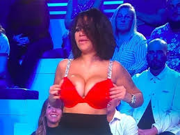 Vidéo - Invitée sur TPMP, Ruby Nikara enlève en direct, Cyril Hanouna sous  le choc et obligé dintervenir
