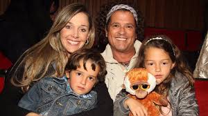 Hacer un vallenato para todos mis amigos de allá por esas tierras que se llevaron mis pasos que ahora. Carlos Vives Y La Historia De Amor Con Su Esposa Claudia Elena Vasquez