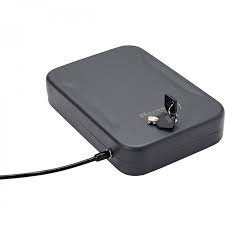 Tra le cassette di sicurezza troviamo anche quelle di dimensioni più compatte, al cui interno è possibile alloggiare monete e banconote da utilizzare sia come salvadanaio, qualora ne usufruiate in casa, sia come. Hornady Cassetta Di Sicurezza Lock Box Large 95200 Cassette Di Sicurezza Porta Pistole Accessori Callister Srl Vendita Per Corrispondenza
