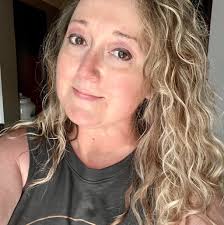 Liberal woman traps ICE agents with her vehicle and begs others to join…