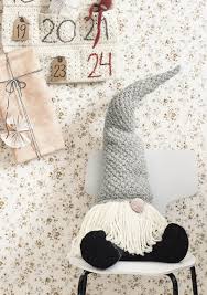 Hugo freut sich sehr, als der wichtel pixy an weihnachten bei ihm unterschlüpft. Wichtel Strickanleitungen Sandnes Garn