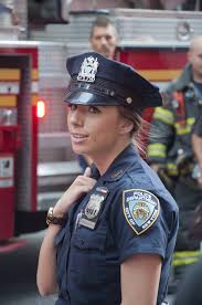 An Nypd Officer On Foot Patrol In Patrol Bureau Manhattan South 2848x4288 Police Women Military Women Female Police Officers