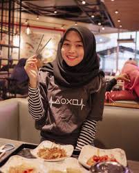 Pekanbaru adalah salah satu bagian dari di provinsi riau yang dikenal sebagai kota penghasil minyak terbesar. Gambar Mungkin Berisi Satu Orang Atau Lebih Orang Makan Orang Duduk Makanan Dan Dalam Ruangan Gambar Makanan Orang