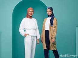 Salah satu model baju batik yang menjadi tren saat ini adalah baju batik kombinasi polos. Tips Memilih Baju Lebaran Sesuai Bentuk Tubuh