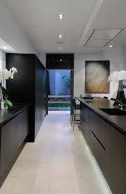 Dans Chaque Realisation De Villa Contemporaine Nous Prenons Soin De Travailler L 39 Espace Cuisine De Facon A Le Villa Contemporaine Amenagement Maison Villa