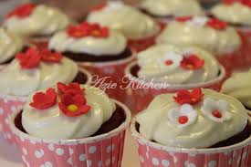 Tapi yang ini moist, gebu, sedap tau… kek pisang blend moist gebu sedap. Red Velvet Cupcake Azie Kitchen