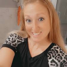 Vickie Reeder's Instagram, Twitter & Facebook