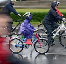 Fahrradfahrer Eltern Mit Kindern Durfen Auf Den Gehweg Welt