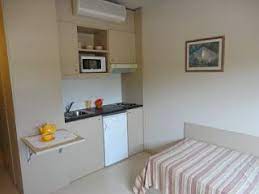 Ambientes caracterizadamente domésticos, existindo uma pequena kitchenette num recanto da zona de entrada, que se prolonga pela zona de estar. Habitaciones Con Cocina