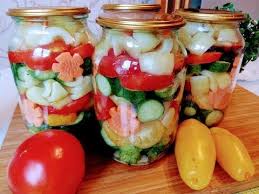 салат из огурцов с укропом и чесноком на зиму Ovoshnoj Salat Leto V Banke Zimoj Uhodit Na Ura Recept Ot Mily Mila Cooking Club Elena Kulikovskaya V 2020 G Ovoshnye Salaty Idei Dlya Blyud Letnie Salaty