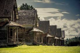 8 Villes Fantomes Au Quebec Qui Te Donneront Froid Dans Le Dos Canada Towns Ghost Towns Canada Road Trip
