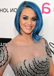 katy perry mit blauer bob frisur matter lippenstift blaue lidschatten abendkleid mit kristallen dekoriert blaue haare haarschnitt ideen coole frisuren