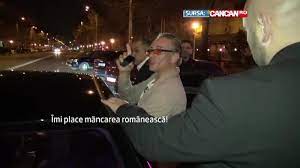 Imaginile cu celebrul actor au fost transmise live pe facebook. In Ultima Sa Zi Romania Van Damme I A Pus In Dificultate Pe Angajatii Unui Pub Ne A Zis Ca Nu Mananca Fara Asta Stirileprotv Ro
