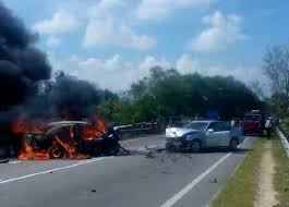 Gambar ngeri sekitar kemalangan jalan raya. 3 Maut 5 Cedera Kereta Bertembung
