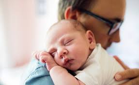 Menangis adalah cara bayi untuk berkomunikasi dan memberi tahu intensitas bayi menangis cenderung memuncak sekitar usia 7 minggu, kemudian secara bertahap akan berkurang. Anak Asyik Merengek Dan Susah Tidur Amalkan Surah Ini Dan Tiup Di Ubun Ubunnya Keluarga