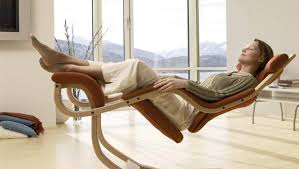 In a zero gravity chair, you lean back until you find an angle that is comfortable and you can lock it in to remain in that position. Zero Gravity Within Reach Experthub