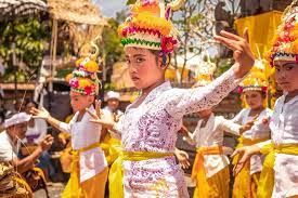 Tari topeng cirebon adalah salah satu tarian di wilayah kesultanan cirebon.tari topeng cirebon, kesenian ini merupakan kesenian asli daerah cirebon, termasuk subang, indramayu, jatibarang, majalengka, losari, dan brebes.disebut tari topeng karena penarinya menggunakan topeng di saat menari. Cari Jawaban Soal Kelas 4 Tema 7 Subtema 2 Pengertian Pola Lantai Dan Jenisnya Ini Contoh Pola Lantai Pada Tari Legong Dan Tari Saman Semua Halaman Bobo