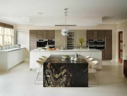 Amenager A La Maison Une Cuisine Moderne Au Design Sobre Et Elegant Cuisine Moderne Cuisine Design Moderne Salle A Manger Moderne
