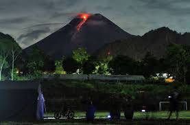 Bei einem vulkanausbruch im kongo ist es zu panik gekommen: Insel Java In Indonesien Vulkan Merapi Sorgt Erneut Fur Spektakulare Bilder Panorama Stuttgarter Zeitung