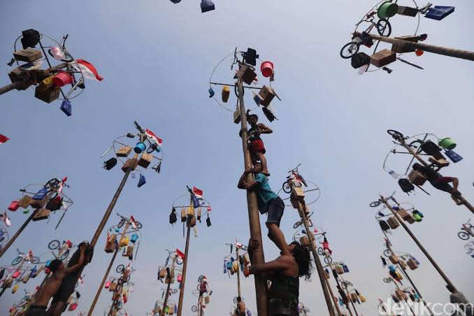 Sejarah Panjat Pinang, Lahir dari Warisan Belanda yang Kini Jadi Hiburan