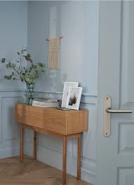 Une Peinture Couleur Bleu Gris Pour Mettre En Valeur Les Moulures Ainsi Que Le Parquet Chevrons Castorama Inspiration Boiseries Peinture Bleu Gris Deco Gris