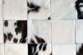 Flecken können leicht mit einem lappen und wasser entfernt werden. Diy Patchwork Kuhfell Teppich