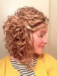 La Tendance Carre Plongeant Modeles Pour Vous Inspirer Coiffure Cheveux Boucles Cheveux Courts Cheveux Courts Boucles