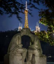 Situee Dans Le Jardin Des Chartreux Cette Statue Poetique Est L œuvre De Georges Salendre Elle Fut Erigee A La Memoire Du Cha Statue Photographie Les Oeuvres