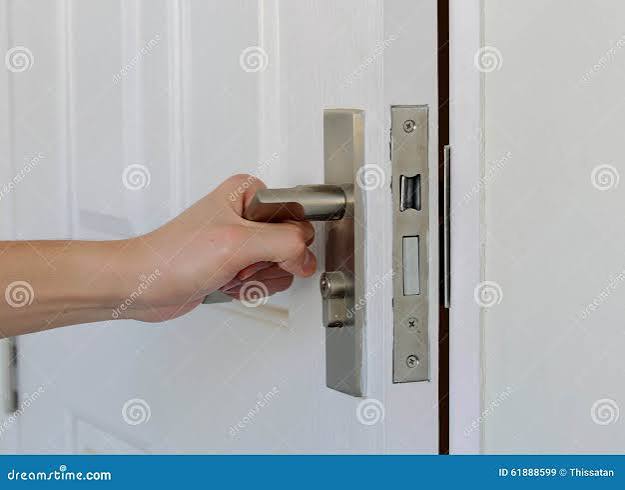 Mão Aberta a Porta, Porta Branca Imagem de Stock - Imagem de metal, acesso: 61888599