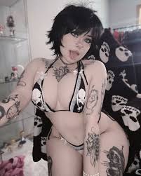 Venomous Dolly - Free pics, galleries & more at Babepedia
