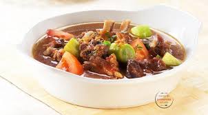 It is prepared with goat meat, tomato, celery, spring onion, ginger, candlenut and lime leaf, its broth is yellowish in colour. Resep Sup Kambing Pedas
