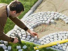 Pflastersteine Verlegen Schritt Fur Schritt Anleitung Plus Muster Garten Pflaster Pflastersteine Pflaster