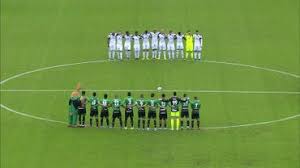 Un joueur de l'équipe nationale géorgienne de football, apparu lors d'un match avec un brassard aux couleurs lgbt, est la cible de groupes d'extrême droite qui ont manifesté avec violence pour demander sa destitution. Brassard Noir Et Minute De Silence Anderlecht Rend Hommage A Sa Legende Rensenbrink