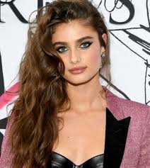نسختي انستقرام بلس الذهبي ابو عرب. Taylor Hill Biography Body Statistics Family Career Affairs Favorites Facts