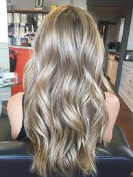 Que vous soyez entièrement blonde ou que vous préfériez les mèches et balayages, que vous choisissiez une coloration blond foncé, un blond clair ou un blond platine, vous. 1001 Looks Impressionnant Avec Le Balayage Blond