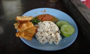 Resep nasi tutug oncom tasikmalaya aneka resep apr nasi tutug oncom tasikmalaya sekalinya anda mencobanya pasti anda akan by dhirajevon posted in resep masakan khas tradisional oncom wikipedia bahasa indonesia ensiklopedia bebas oncom adalah makanan asal indonesia yang terutama populer di jawa barat setelah masak adonan diratakan di atas tatakan dari bambu dan ditaburi nasi… Nikmatnya Sarapan Nasi Tutug Oncom Di Tasikmalaya Travel Tempo Co