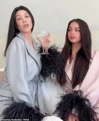 Addison rae did not came to play at the 2021 mtv movie and tv awards. Kourtney Kardashian 41 Und Ihr Tiktok Sterne Bff Addison Rae 19 Tragen Passende Hoodies Aktuelle Boulevard Nachrichten Und Fotogalerien Zu Stars Sternchen