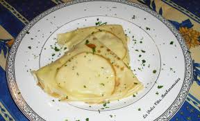 Richiudetela e scaldatela nella padella per circa un paio di minuti o finché il formaggio non si sarà sciolto. Crepes Salate Al Prosciutto E Formaggio La Dolce Vita