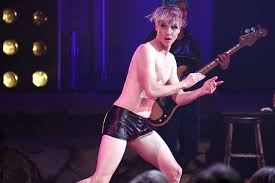 Наиболее известен по главной роли в мюзикле «хедвиг и злосчастный дюйм» и его одноимённой. John Cameron Mitchell On Hedwig I Have More Rage Than I Thought I Did At This Age Wsj