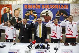 Maç sonrası duygu dolu anlar yaşayan milli sporcu göz yaşları içinde önce salondakileri selamladı. Busenaz Surmeneli Olimpiyat Kotasi Kesmez Madalya Lazim