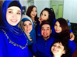 Masih belum reda mengenai gambar mesra emma maembong tidak bertudung bersama syed abdullah, tular lagi gambar baru berikutan itu, emma membuat permohonan maaf secara terbuka di atas kesilapannya kerana tidak bertudung. Persis The Kardashian 6 Keluarga Selebriti Malaysia Yang Cantik Dan Lawa Gosip Tempatan Gosip Forum Cari Infonet