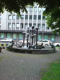 Der kunde empfiehlt die bank gerne weiter. Kleiner Brunnen Vor Deutsche Bank Mapio Net