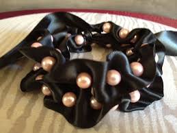 Cinta Negra Volantes Collar De Perlas De Malva Por Embracelace 36 00 Chain Stitch Embroidery Family Crafts Hair Bows