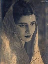 Beautiful disguise but not matching with his screen image, guess he was  trying to troll them even back then 😂